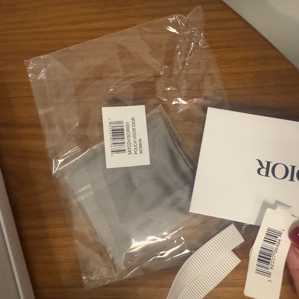 Dior visor with box and dustbag cleaning cloth - Picture 9 of 11